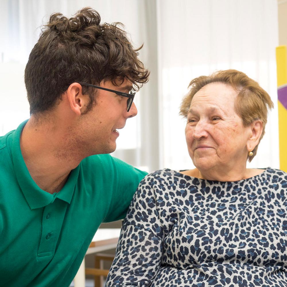 Un trabajador conversa con una residente