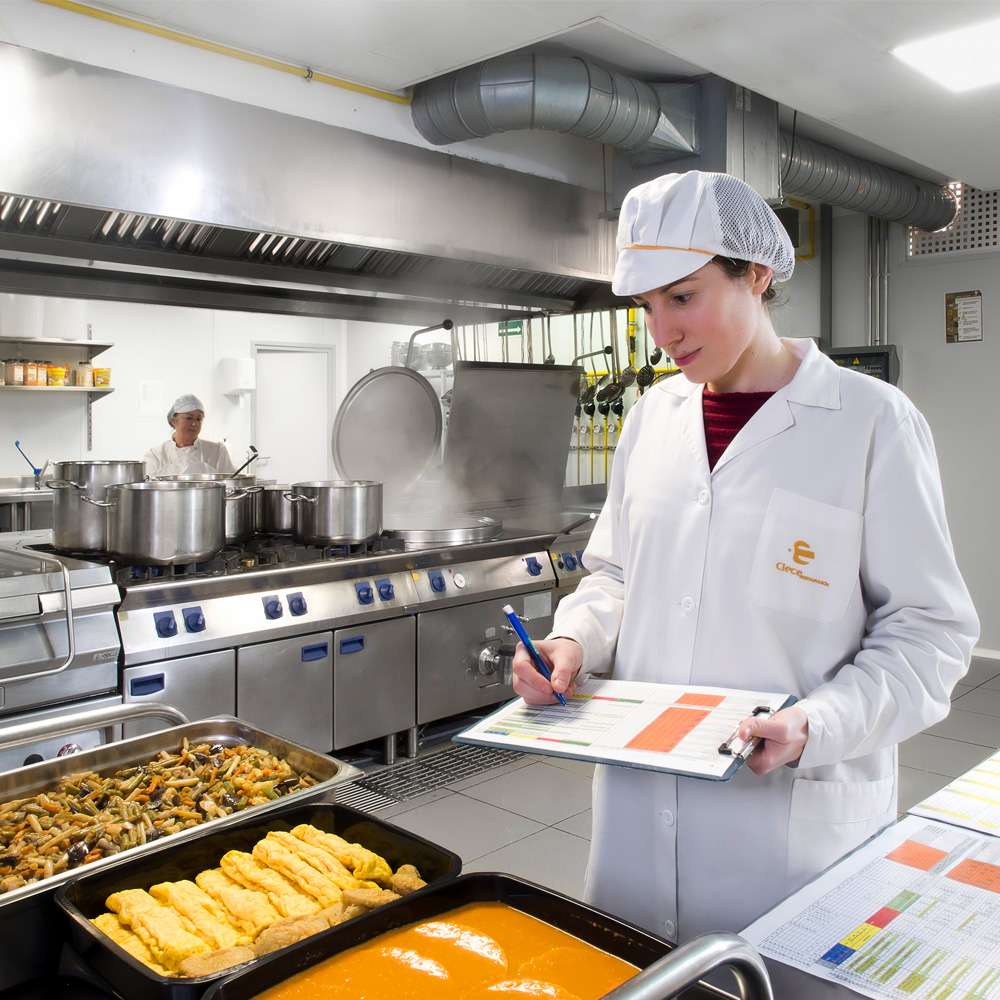 La nutricionista del centro comprobando la comida del día