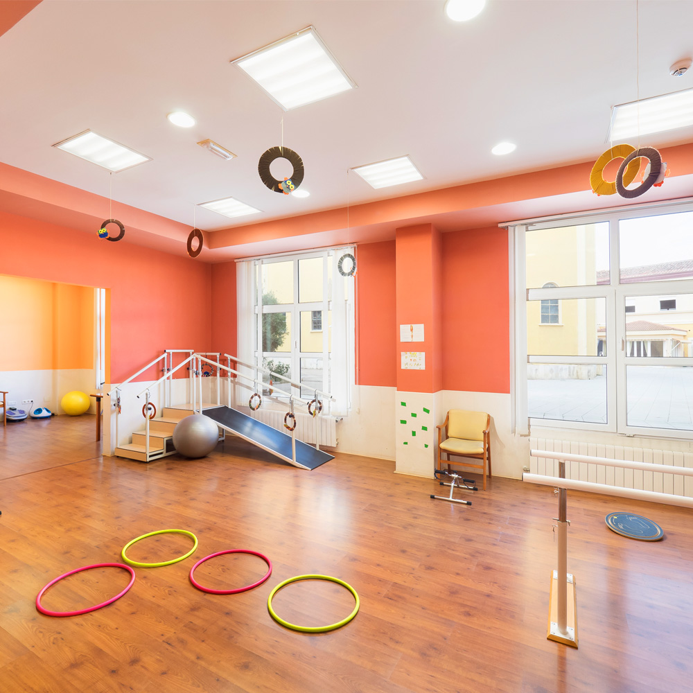 Sala de rehabilitación del centro residencial Baño Salud con todas las máquinas necesarias para los ejercicios de los residentes