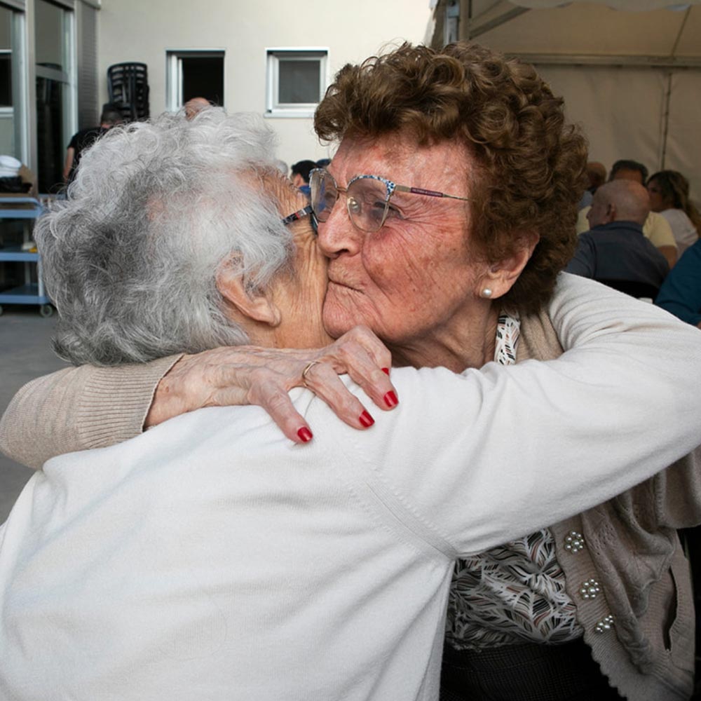 Abrazo entre residentes